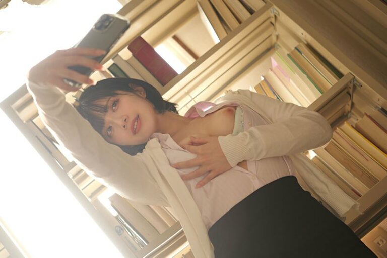 nu-giao-vien-xinh-xan-thich-chup-anh-tu-suong-bi-nhung-cau-hoc-tro-bat-gap-va